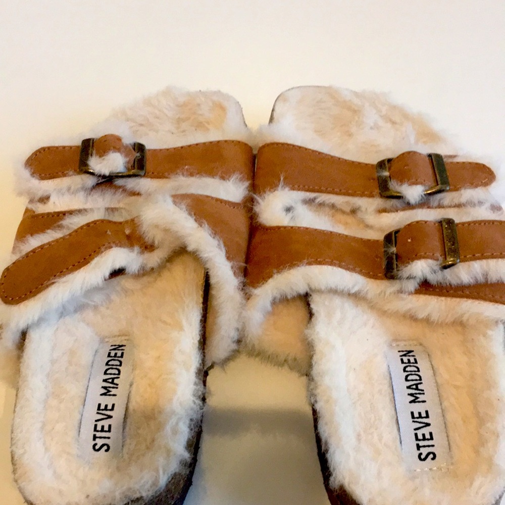 Girls slides from STEVE MADDEN fluffy white on the inside brown Adjustables
